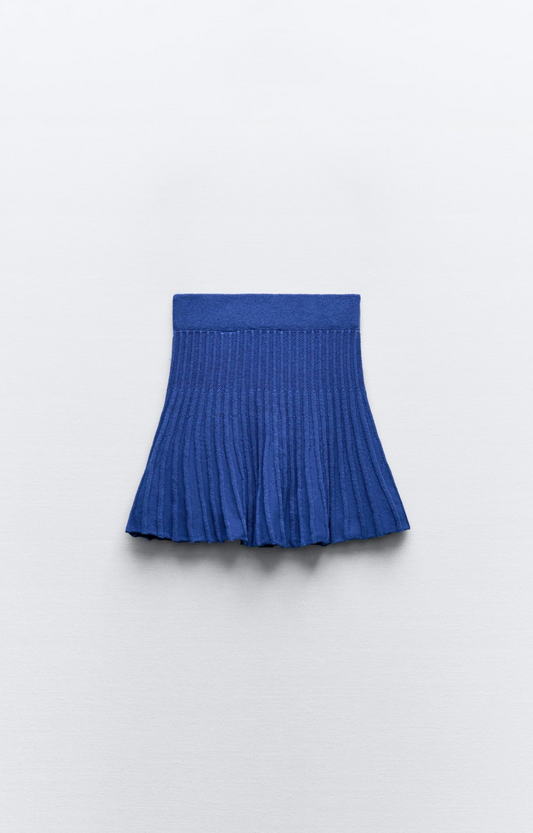 Falda corta pliegues